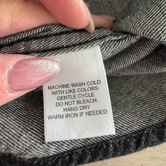 UNTUCKit Becky Woman’s button down (snap buttons)
Size 16 (large) - Picture 7 of 7